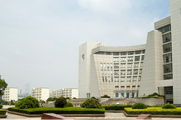 高浦龙为上海大学提供装卸货系统，优化了学校的食材供应